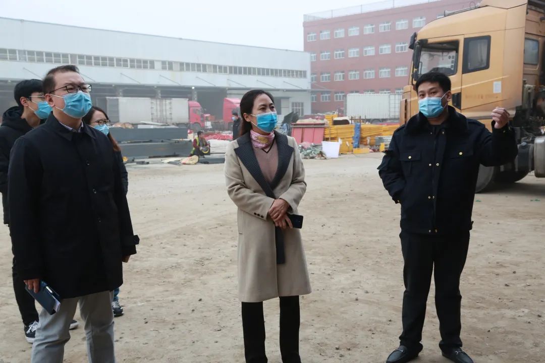 随后,郝红芬一行人来到了长凌营,南阳村对其卡口登记点是否对进出人员