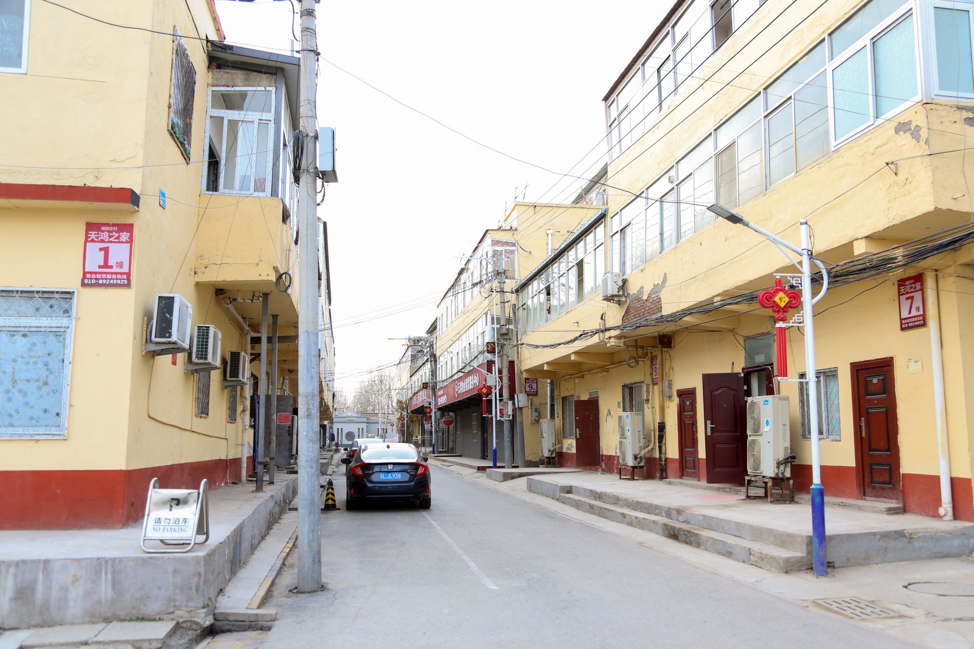 图为北京市大兴区西红门镇建新庄村,干净整洁的步道,车辆出入有序.