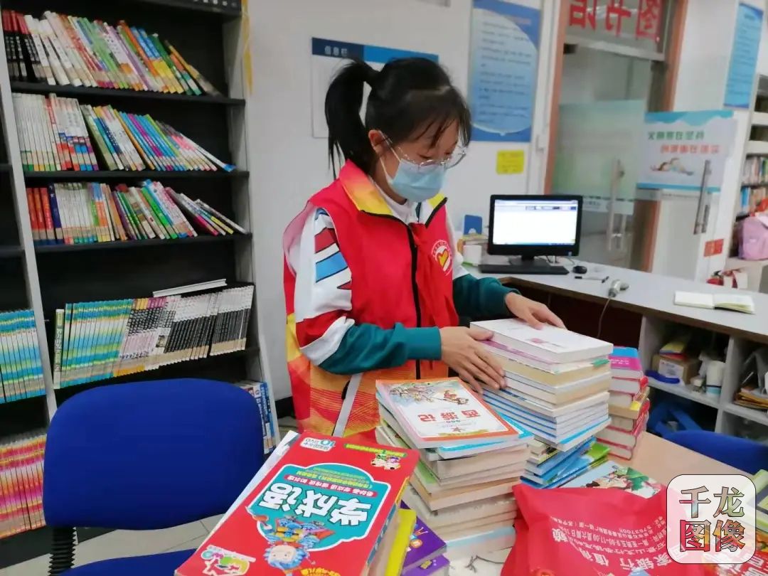 同学们积极参与图书整理.石景山教委供图