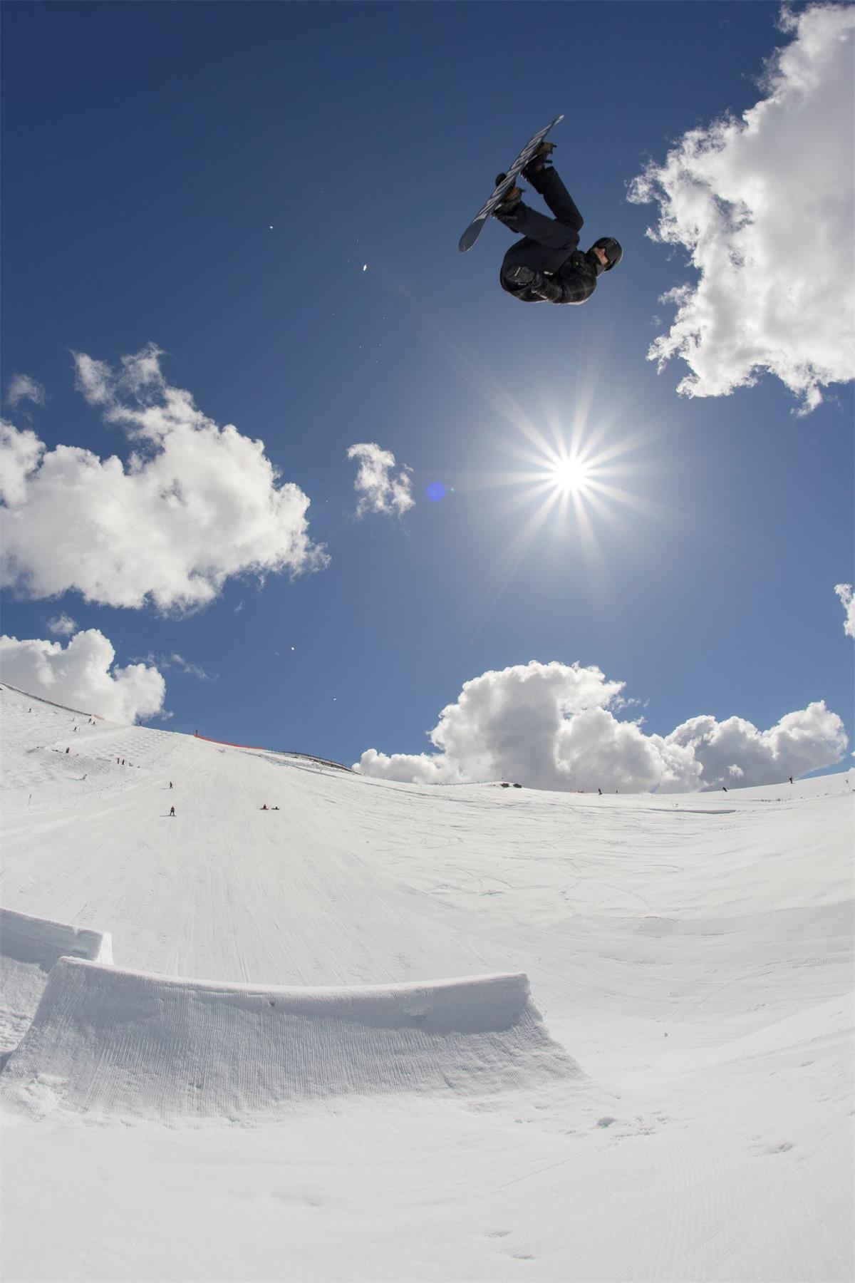 李宁推出全新滑雪品类探索冰雪运动场景
