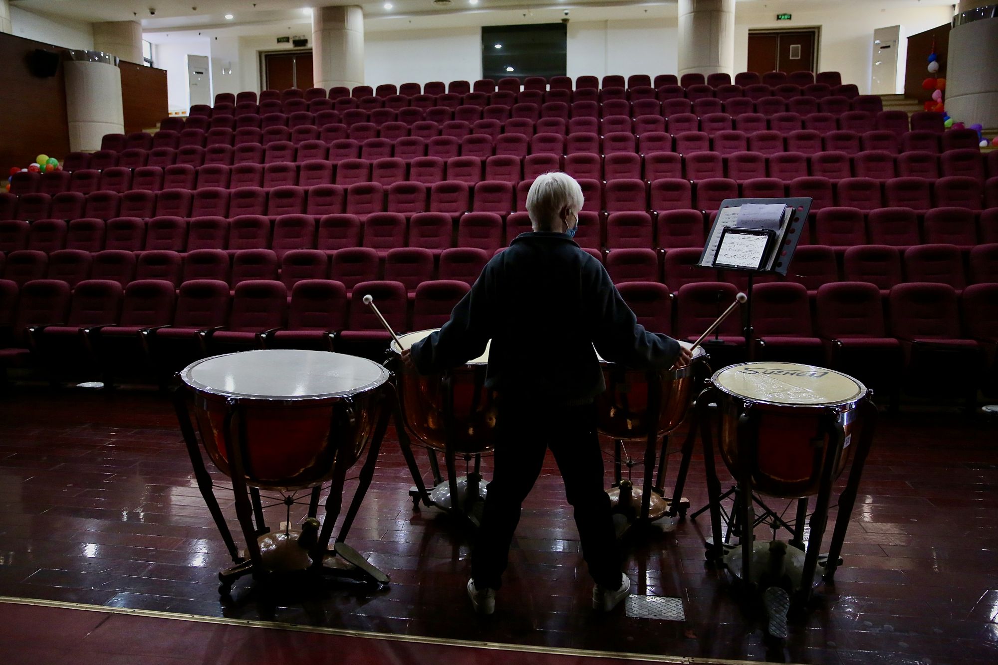鼓手王得江在冬残奥会闭幕式敲响定音鼓见证盛会落幕