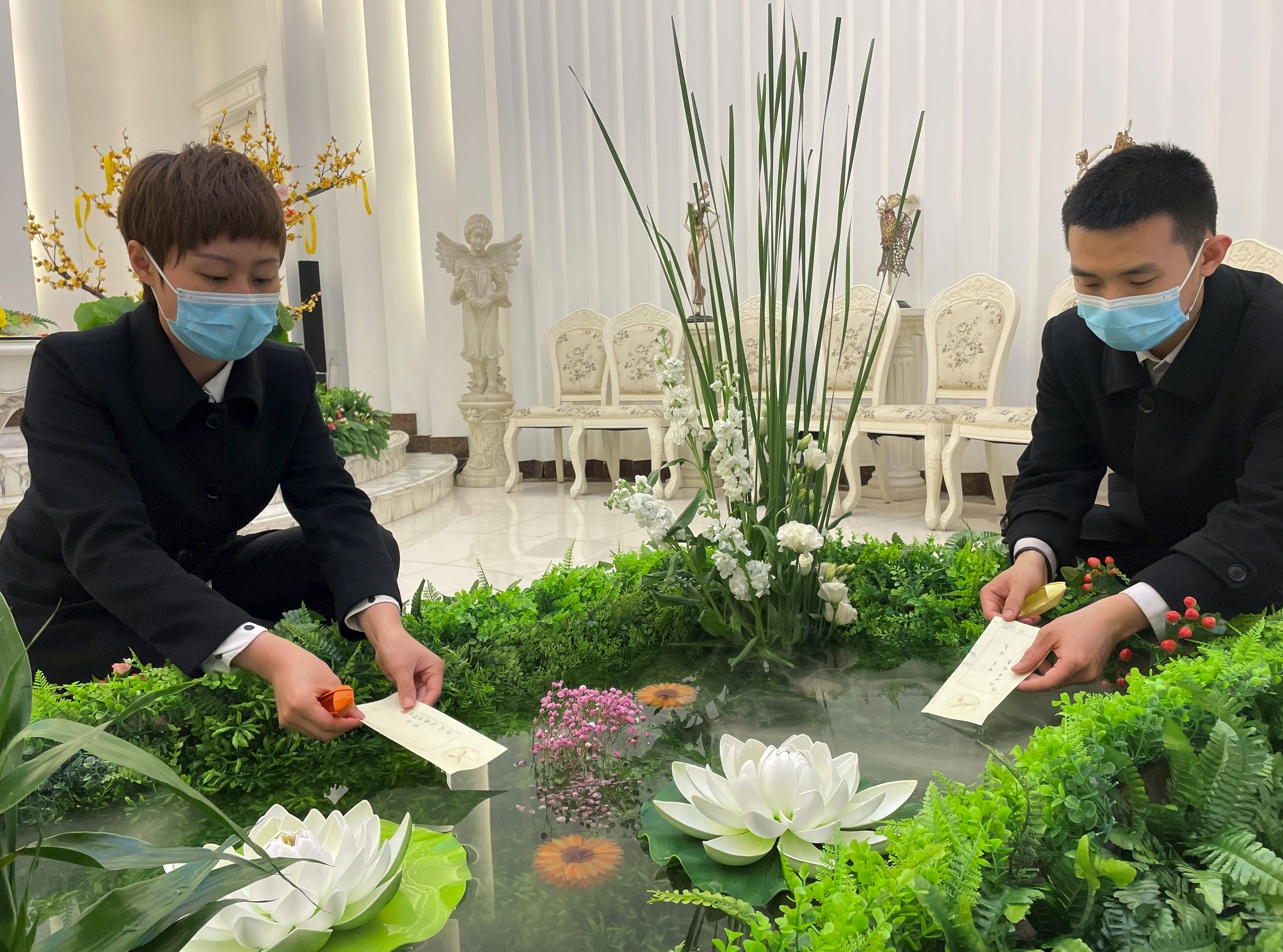 3月29日下午,一场清明集体代祭活动在八宝山殡仪馆老山骨灰堂举行.