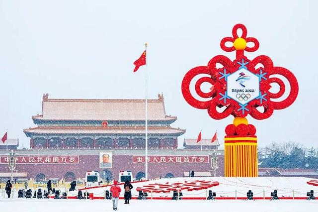 图为2022年1月20日,北京城漫天飞雪迎冬奥,天安门广场冬奥主题花坛在