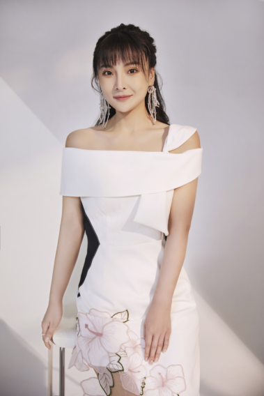 此情此景,让人不禁联想起酷狗繁星互娱厂牌旗下艺人温奕心推出其原唱