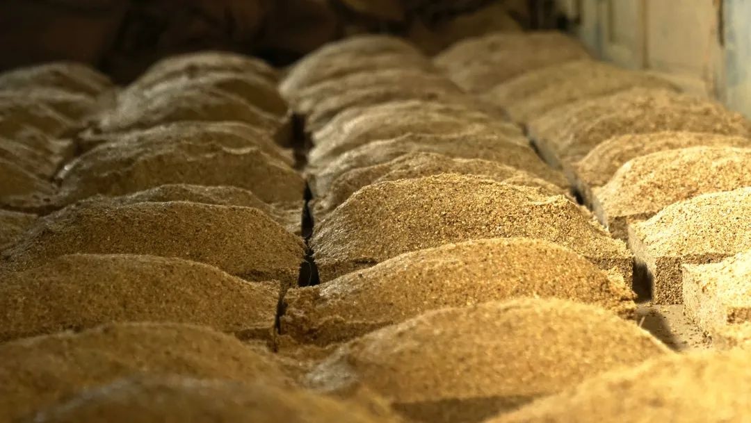 喝好酱酒"为出发点,为消费者出品口感与质感俱佳的纯粮大曲坤沙酱酒