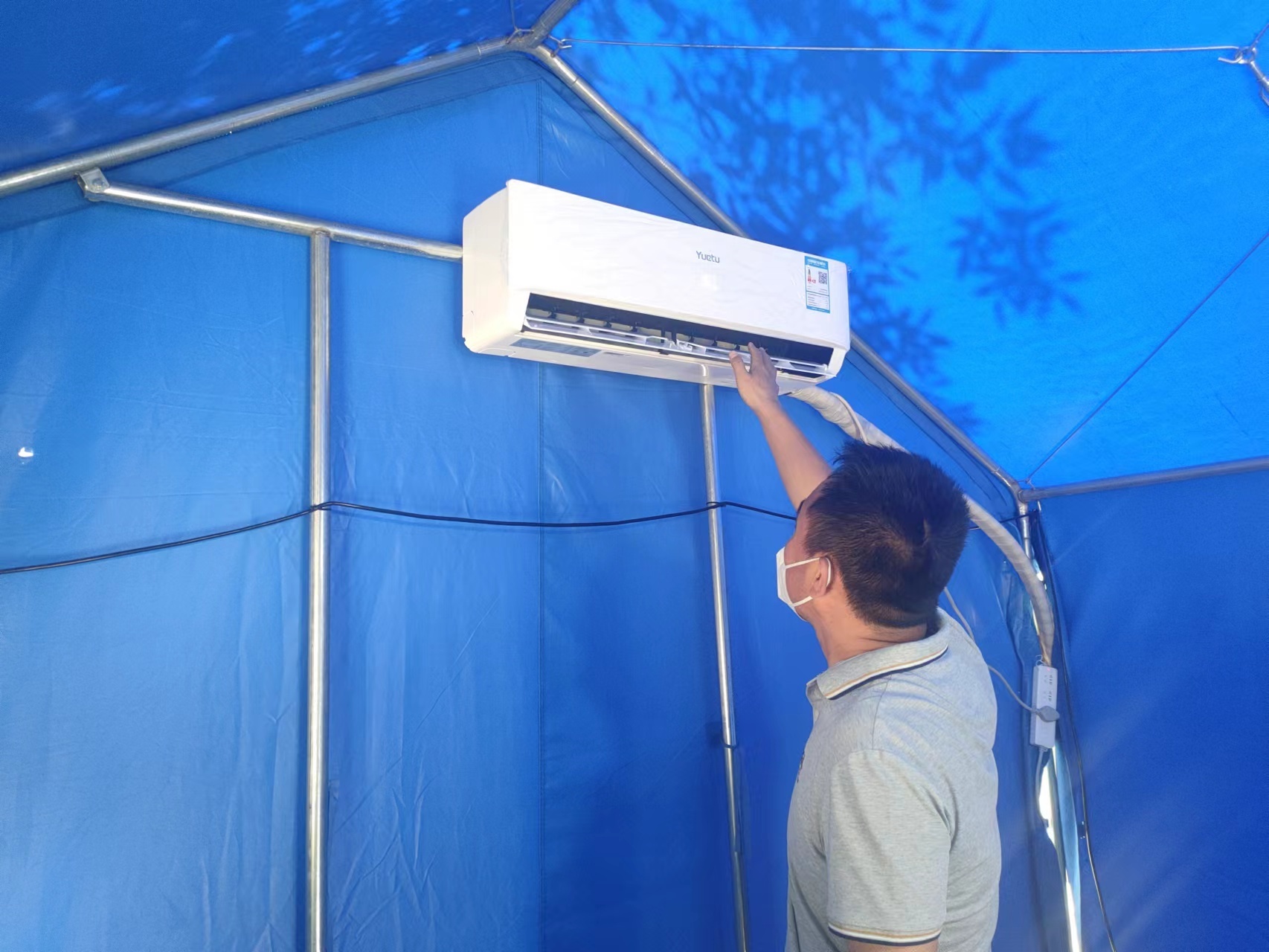 医护人员在装有空调的简易帐篷里为居民进行核酸检测