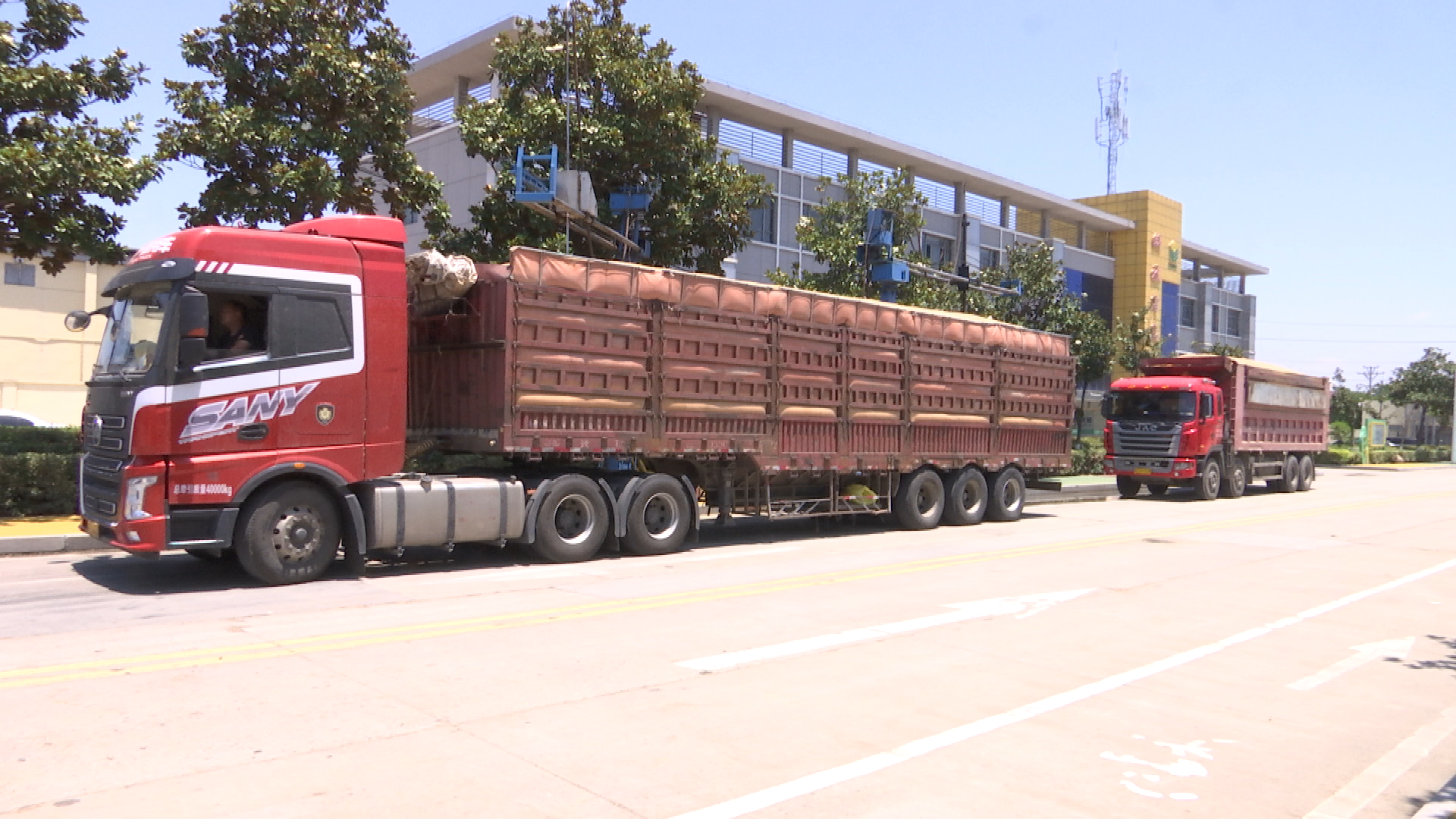 在江苏省洪泽湖粮食储备直属库,每天早上6点开始,来自全区及周边的
