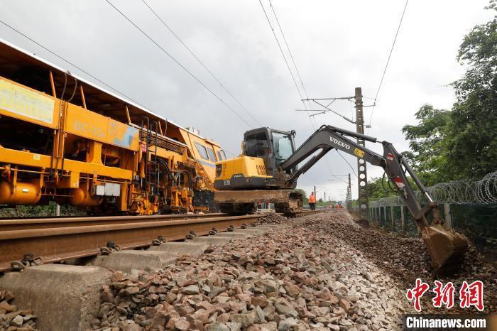 强降雨致江西上饶水漫钢轨中断行车铁路部门紧急抢修
