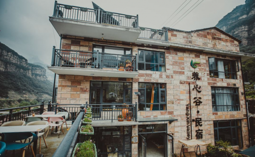 养心谷民宿位于石板岩镇石板村,距离景区内的桃花谷及王相岩景区不到