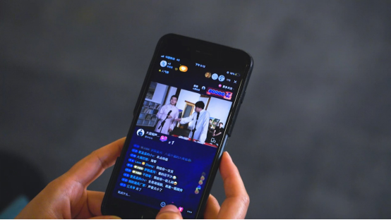 生活不打烊相声在哪里在剧场也在直播间和四合院