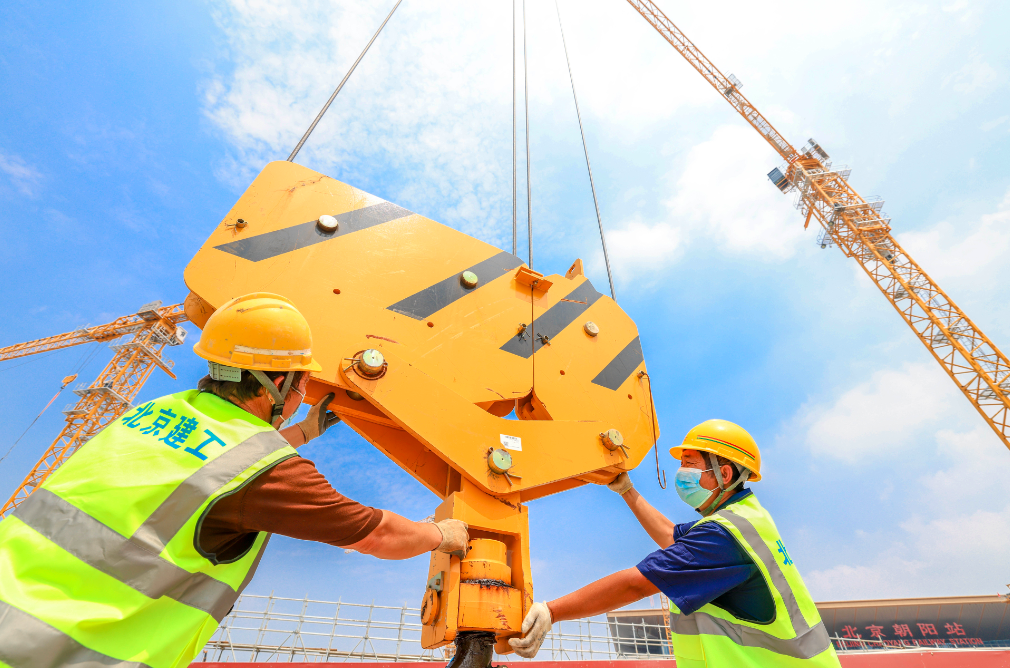 同时,施工现场也放置了酸梅汤,绿豆汤以及十滴水,藿香正气水等预