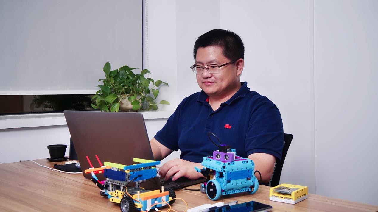 小河狸创客ceo王子桢是北大计算机专业的博士,毕业后在金融行业工作