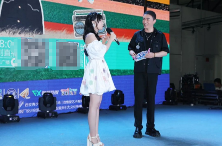 在酷狗繁星互娱厂牌旗下艺人温奕心登场之前,舞台大屏幕播放出诸多