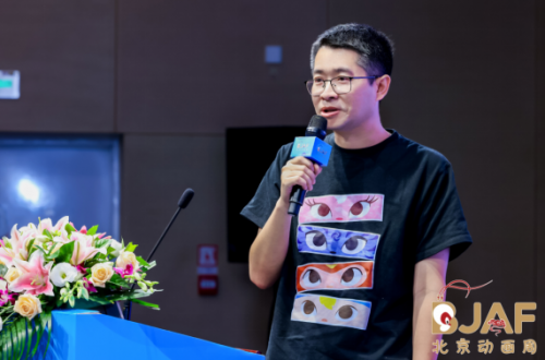 (图为刘彭在首届北京动画周介绍大电影《宇宙护卫队:风暴力量》)