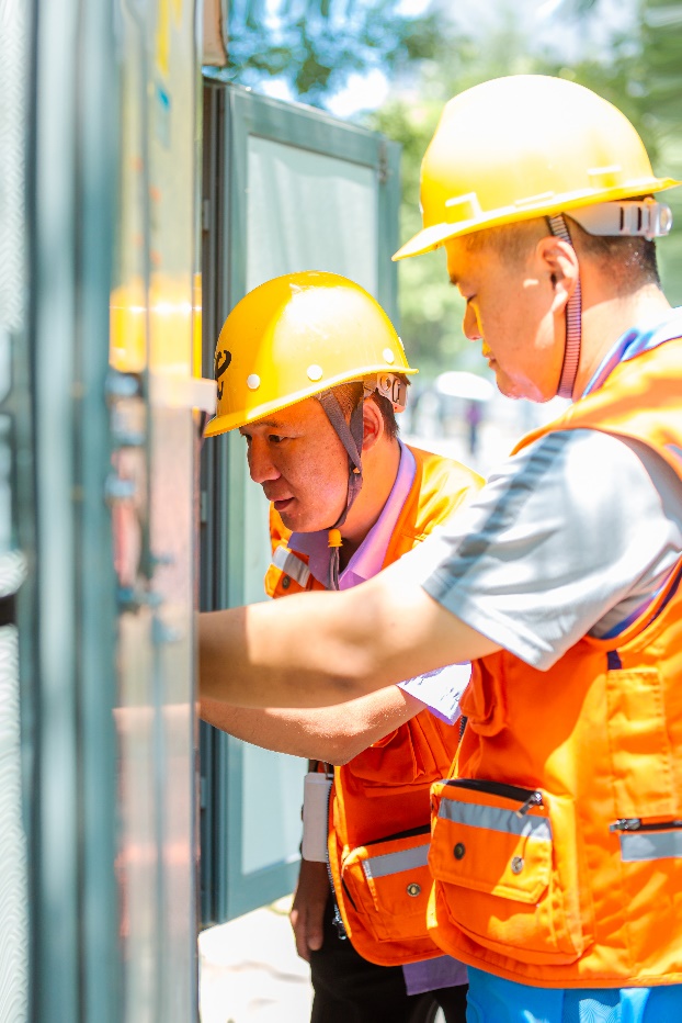 在暴晒的太阳下,有北京电信装维工程师行走的身影;在用户家里,也有