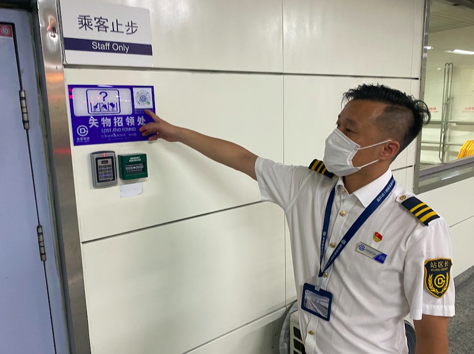 挎包,一个保温水杯,底部还躺着几张身份证和驾照……在5号线立水桥站