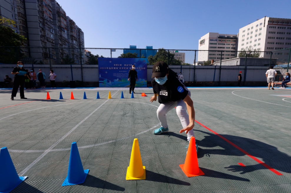 挑战赛设置五米折返跑,单摇跳绳,踢毽子,筷子夹玻璃球,套圈5个比赛