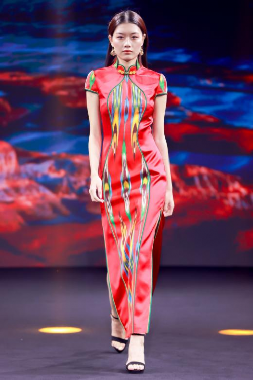 唯美民族风 炫动王府井——和田艾德莱斯绸焕颜亮相北京时装周