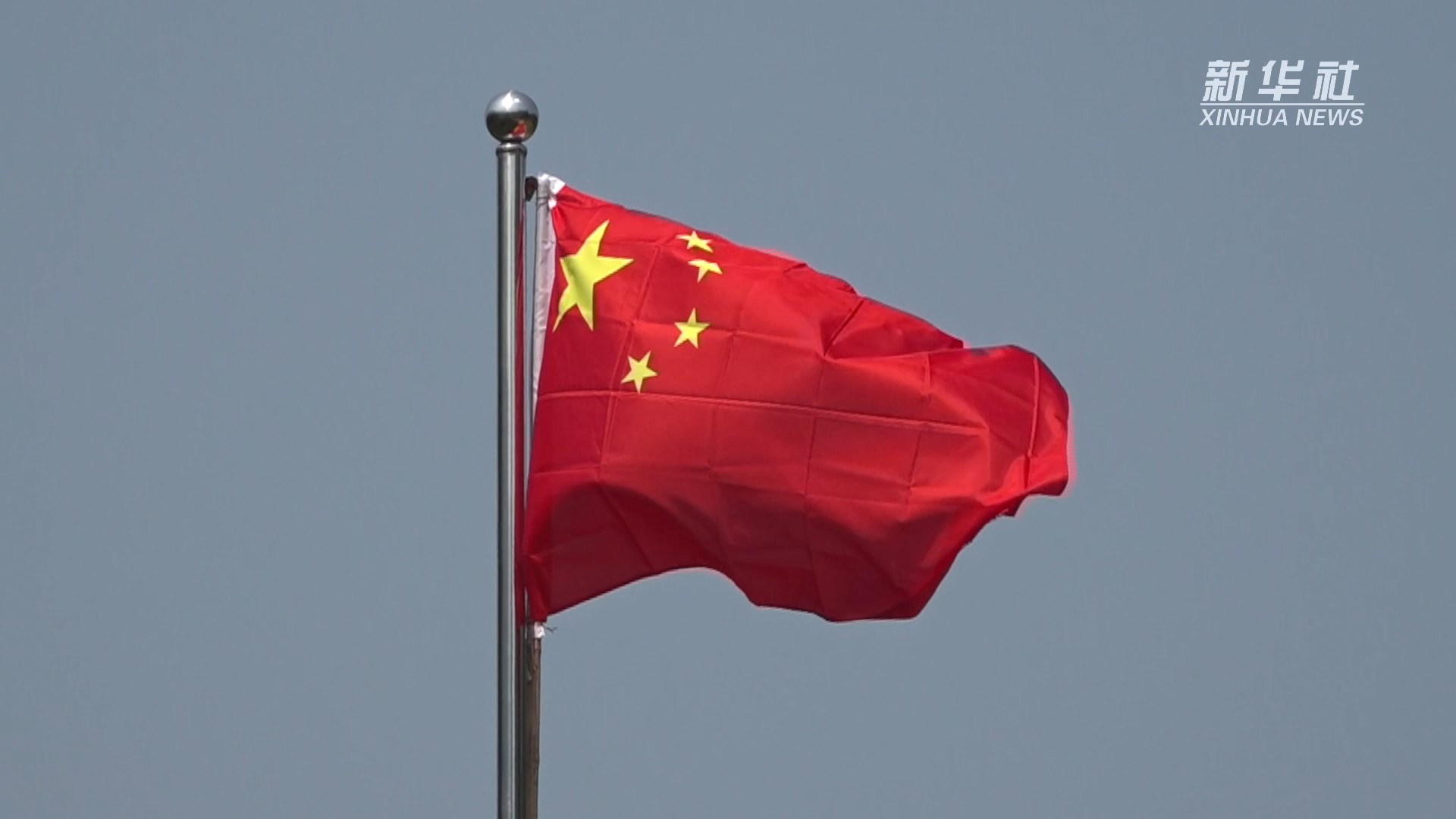 34年风雨无阻,五星红旗飘扬在大山深处-千龙网·中国首都网