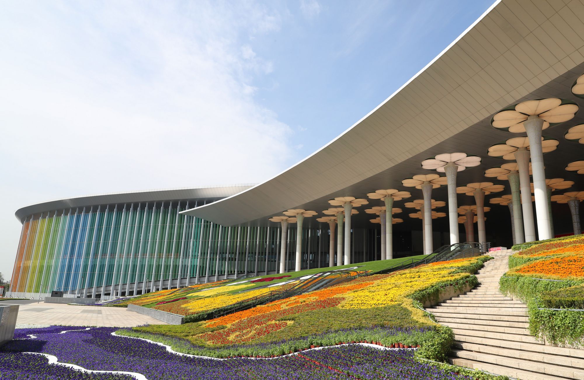 上海进博场馆装饰一新迎盛会