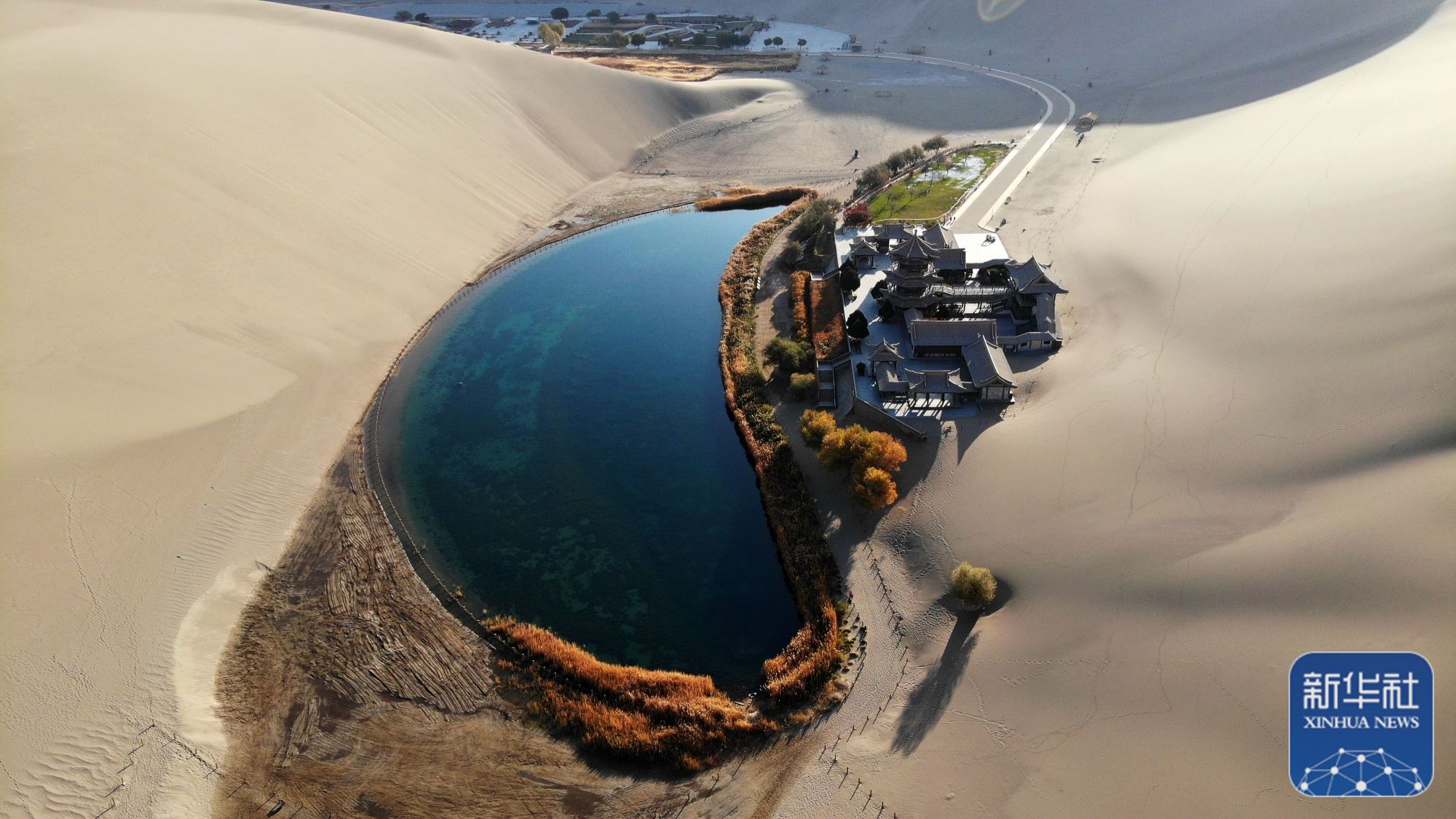 11月6日在甘肃省敦煌市鸣沙山月牙泉景区拍摄的秋景(无人机照片).