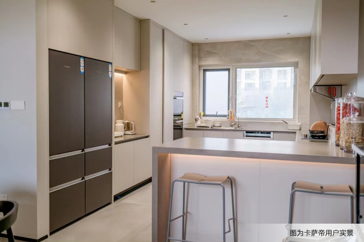 此外,冰箱嵌入后常会凸出橱柜,不仅破坏美感,更可能磕碰手脚,为解决