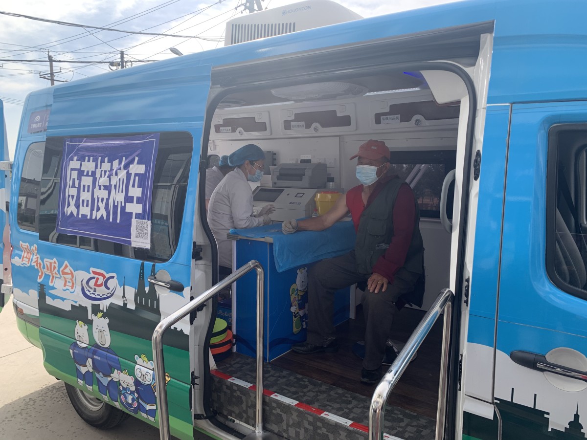 海乐苗预防接种车开进偏远乡村服务老年人接种