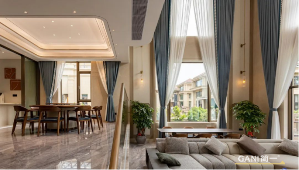 最能体现豪宅大气奢华特点的当属有着大挑高的客厅空间.