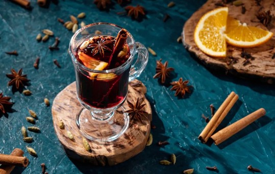 每当圣诞节到来时,热红酒尤其受欢迎,各大酒馆的菜单上会看到一款款热