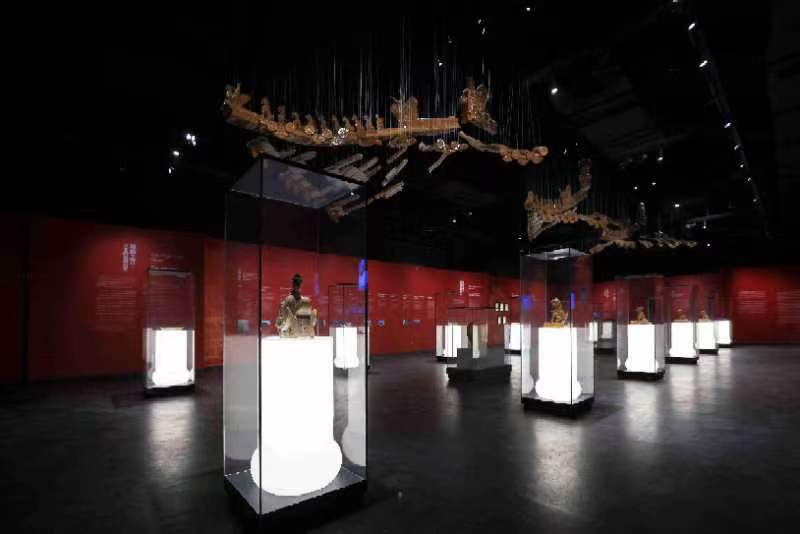 图为琉璃展厅，用琉璃瓦摆出的故宫三大殿屋脊造型悬挂半空。千龙网发