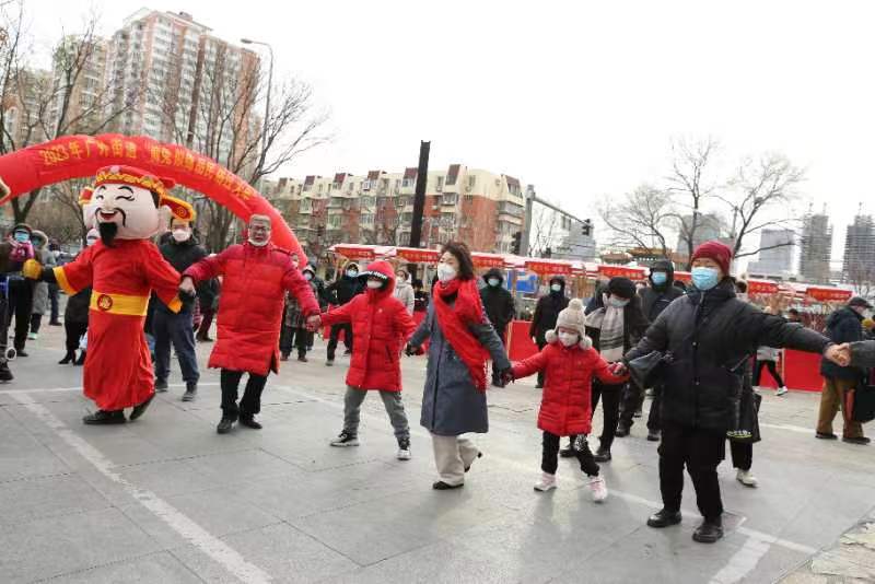 与往年“品民俗 过大年”活动不同的是，今年的活动现场，街道还设置了特色的政策咨询区，相关职能部门工作人员到现场，面对面提供政策咨询，现场解答居民关心的就业失业、社会化退休、医疗保险、退役军人等相关政策咨询，扎实推进“我为群众办实事”实践活动，在新春来临之际为居民送上家门口的便捷服务。