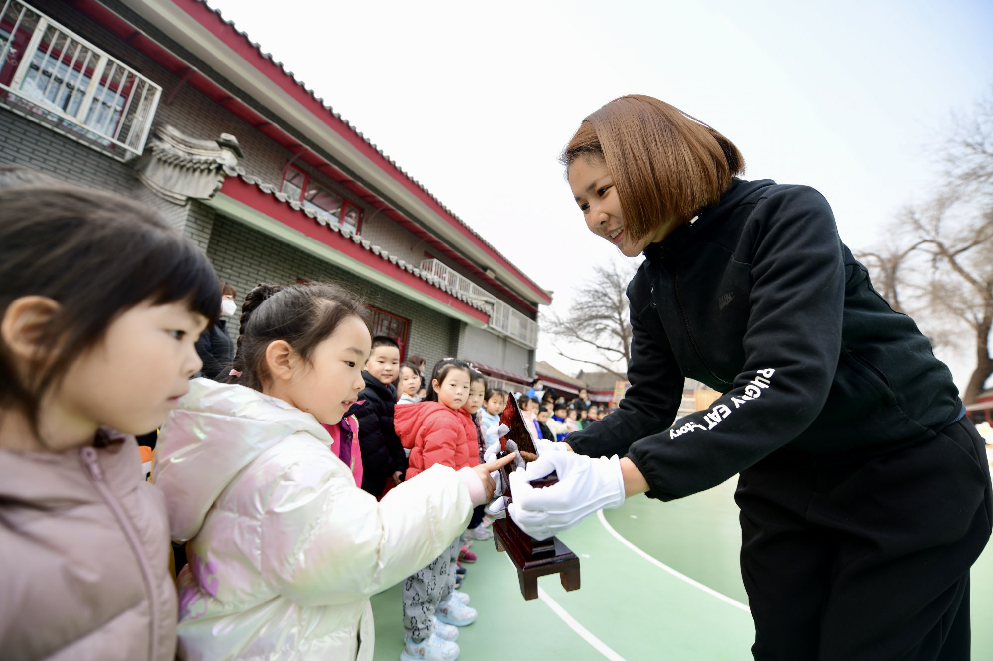 孩子们和陨石亲密接触