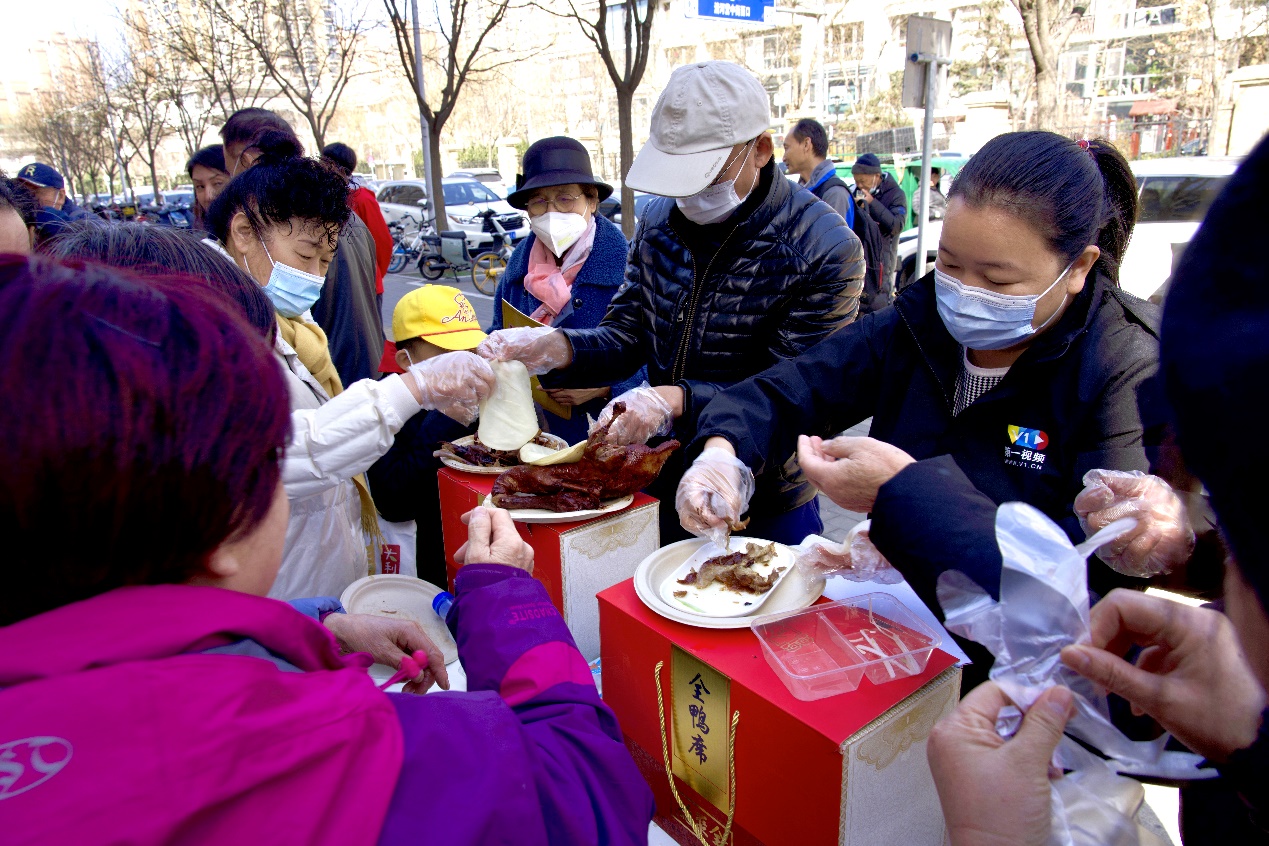 活动现场科学家们围绕市民关心的鸡蛋营养价值、肉类家禽选择、家禽预制菜质量安全等话题进行知识问答，市民们踊跃参与。大家表示，通过此次活动，不仅了解到家禽产业蕴含的科技知识、品鉴了家禽加工产品，也切身感受到这些农业科技进步正在让我们老百姓的生活变得更加美好。通过听科学家讲科研故事，大家更是体会到了科研工作者的艰辛与奉献，纷纷表示回家后要把科研故事讲给自己孩子听，让他们学习科学团队的榜样力量。