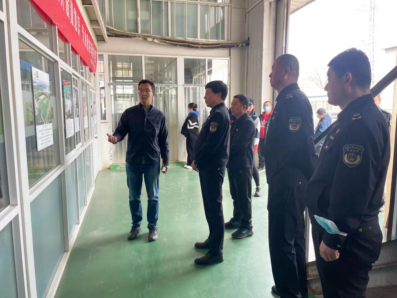 为提高密云区农产品电商经营者法律意识，规范网络市场经营秩序、营造良好的网络交易环境，在“3·15国际消费者权益日”到来之际，密云区农业农村局农业综合执法大队联合北京市农业综合执法总队深入密云区多家电商企业开展“普法农产品电商，守护消费者安全”、“走进3·15，畜禽产品安全消费，农业监管在行动”普法宣传活动。