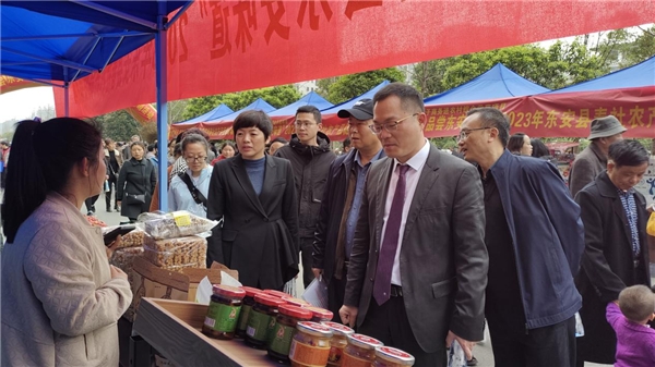 (东安县人民政府副县长秦琦在活动现场参观)东安县人民政府副县长秦琦