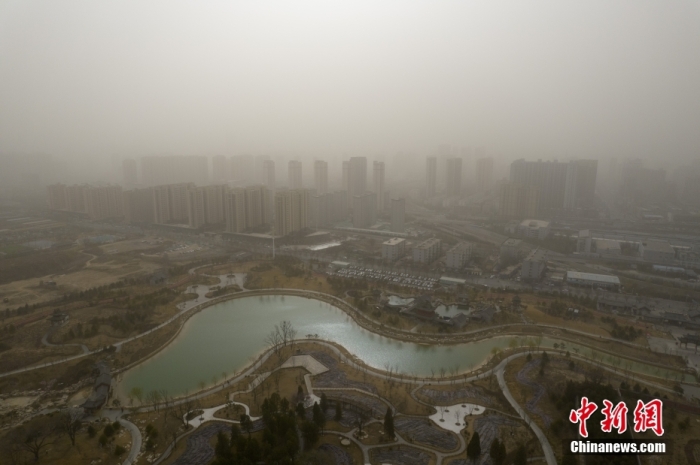 3月22日，山西省太原市遭遇沙尘天气，能见度低。当日，山西省气象台发布沙尘蓝色预警信号。图为沙尘天气下的太原双塔公园。(无人机照片) 　<a target='_blank' href='/'>中新社</a>记者 韦亮 摄