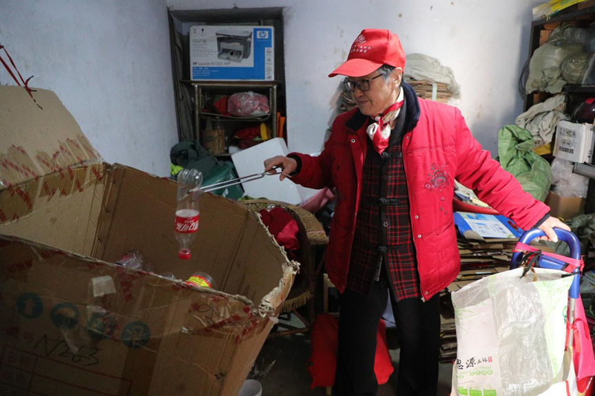 范木兰老人将捡拾的饮料瓶进行分类整理。曹建雄摄