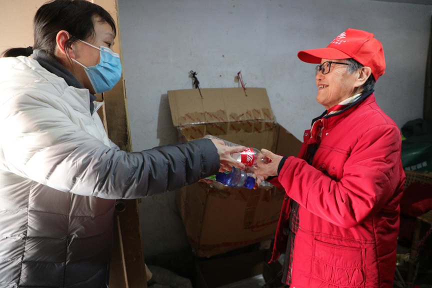 社区居民为范木兰老人送上捡拾的饮料瓶。曹建雄摄