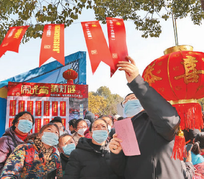 江苏省南通市组织20个城市社区开展“一刻钟便民生活圈”试点。2023南通邻里生活节活动上,近50家品牌连锁企业、医疗服务机构、电商平台、行业协会等商贸企业,将优惠商品、优质服务送到居民家门口,提供消费便利,展现城市温度。活动中,购花灯、猜灯谜、专家义诊、家政服务、优惠商品等内容丰富多彩。图为居民在猜灯谜。  许丛军摄(人民图片) 江苏省南通市组织20个城市社区开展“一刻钟便民生活圈”试点。2023南通邻里生活节活动上,近50家品牌连锁企业、医疗服务机构、电商平台、行业协会等商贸企业,将优惠商品、优质服务送到居民家门口,提供消费便利,展现城市温度。活动中,购花灯、猜灯谜、专家义诊、家政服务、优惠商品等内容丰富多彩。图为居民在猜灯谜。  许丛军摄(人民图片)