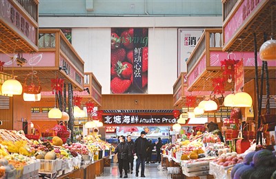 位于天津市滨海新区的中新天津生态城积极推进一刻钟便民生活圈建设,服务基本民生,畅通城市经济微循环。图为居民在中新天津生态城第三社区中心菜市场内选购食材。  新华社记者 赵子硕摄 位于天津市滨海新区的中新天津生态城积极推进一刻钟便民生活圈建设,服务基本民生,畅通城市经济微循环。图为居民在中新天津生态城第三社区中心菜市场内选购食材。  新华社记者 赵子硕摄