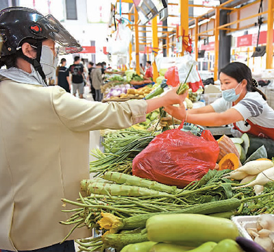 安徽省淮南市通过“智慧菜市场”建设,打造15分钟便民生活圈,解决好新城区群众买菜难、老城区菜市场环境差等问题。图为市民在干净、整洁的高新区邻里中心农贸市场买菜。  陈 彬摄(人民图片) 安徽省淮南市通过“智慧菜市场”建设,打造15分钟便民生活圈,解决好新城区群众买菜难、老城区菜市场环境差等问题。图为市民在干净、整洁的高新区邻里中心农贸市场买菜。  陈 彬摄(人民图片)
