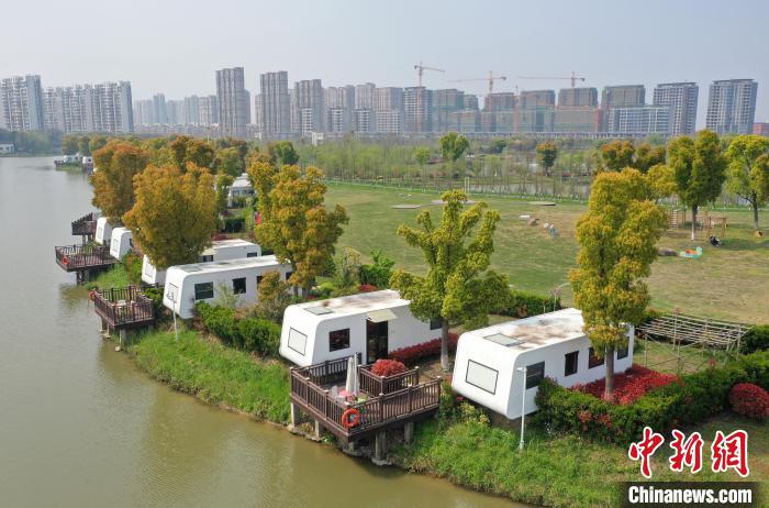 图为：航拍灵粮农场的临水酒店项目。　王刚 摄