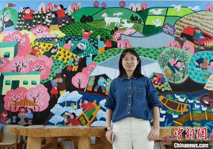 图为：&ldquo;90后&rdquo;邹鹰翔和她的&ldquo;梦想蓝图&rdquo;。　王刚 摄