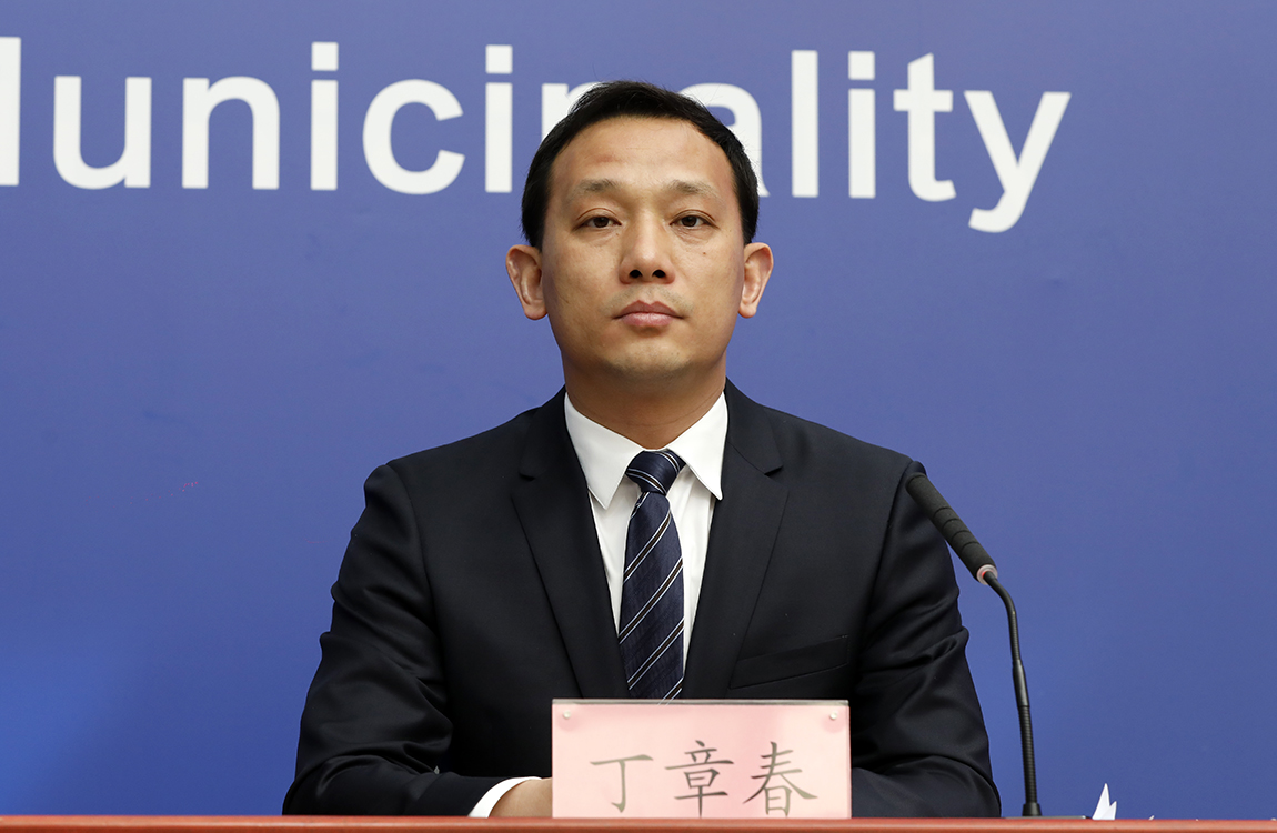 延庆区委常委，区人民政府党组副书记、常务副区长 丁章春