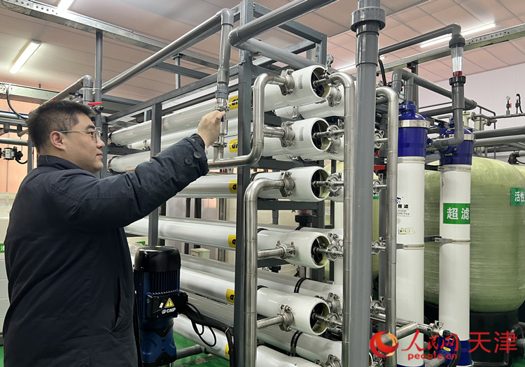天津海桓科技有限公司的工作人员给海水综合利用零排放装备做调试。 &nbsp;&nbsp;&nbsp;人民网 孙翼飞摄