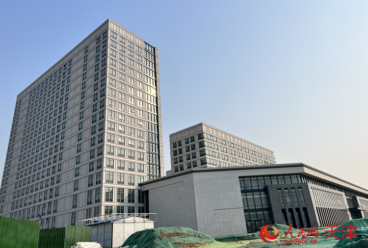 位于静海区的北京协和医学院天津医院（一期）项目气势恢宏，室内外工程已于近日基本完工。 &nbsp;&nbsp;&nbsp;人民网 孙翼飞摄