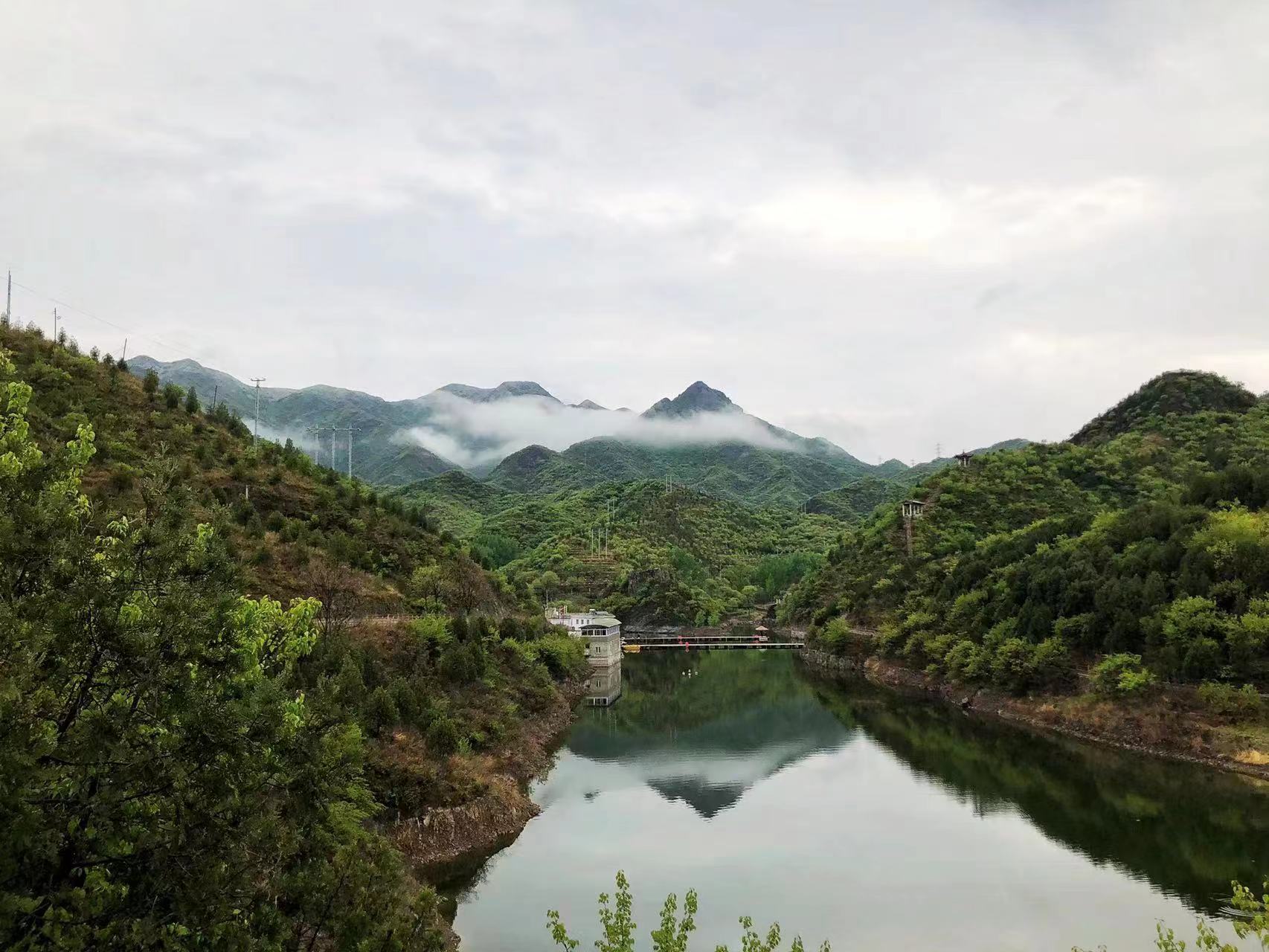 初春的四月，山涧里、岩石下，三两树梨花，四五株桃花，位于北京市门头沟区大山里的“乡村休闲综合体”熙熙攘攘，一片欢声笑语，使你不愿收住寻找的脚步，让你有的看、有的玩、有的吃，体验地道“农味”。