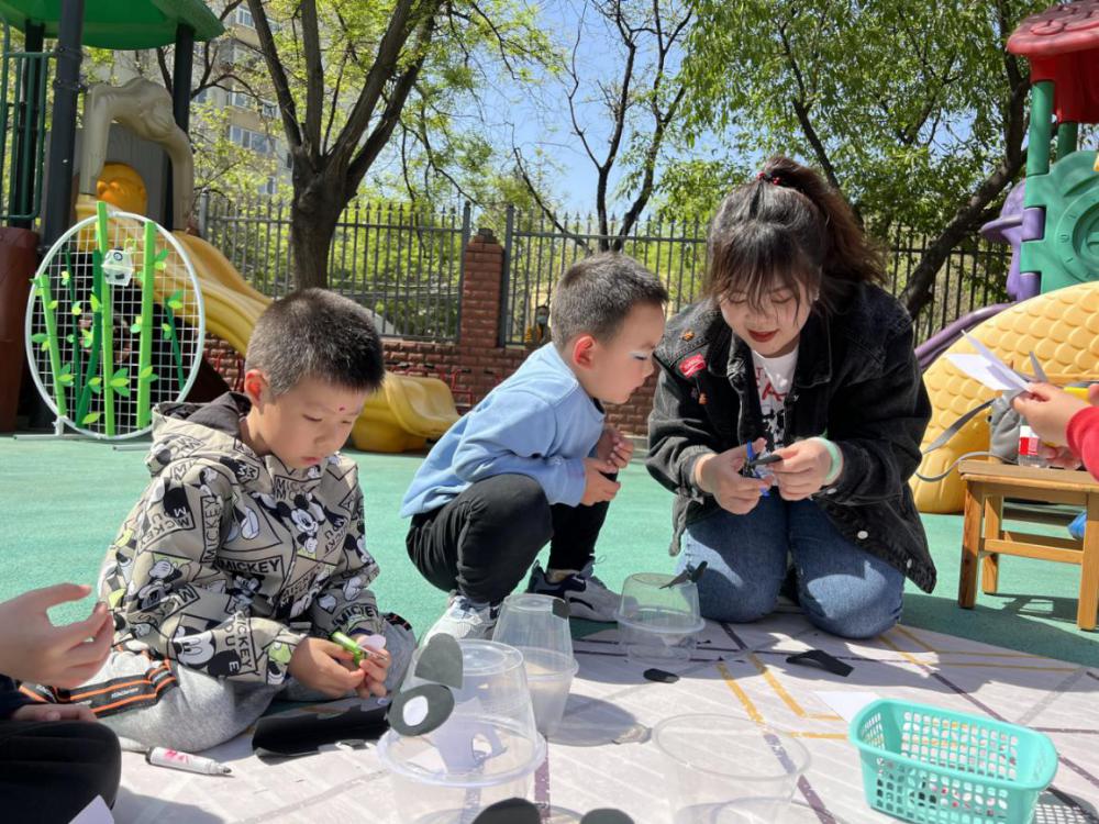 老师正带领孩子们将垃圾“变废为宝”（学校供图）