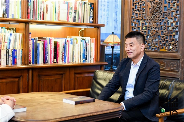 刘永好看来,"我们要创新变革,跟市场接轨,而市场是由一些新兴的年轻人