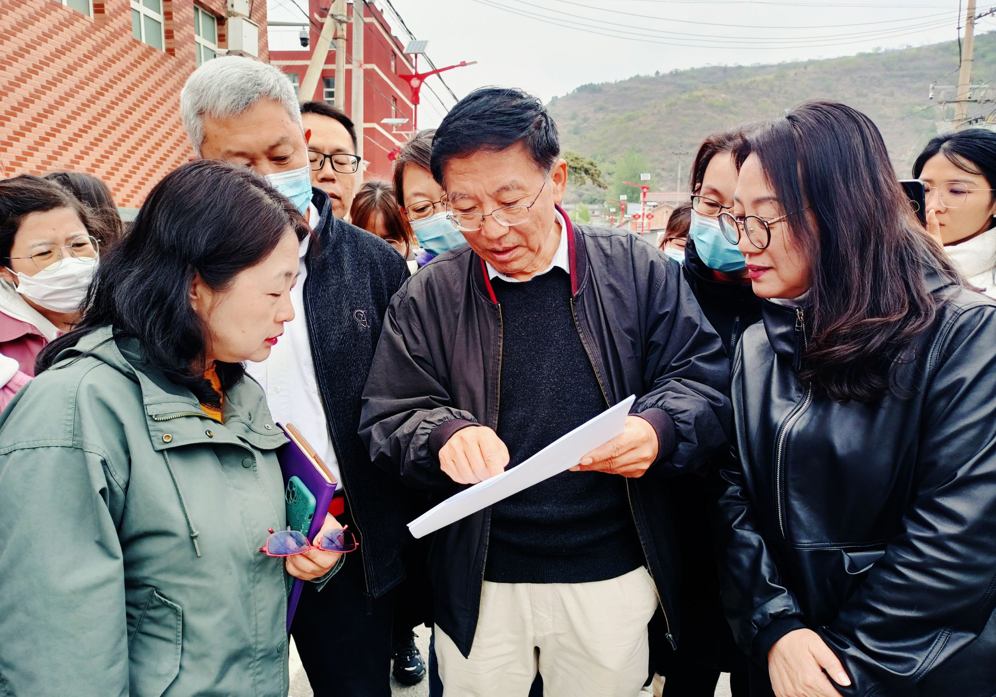 7中国地理学会常务理事、北京师范大学地理科学学部教授王民到门头沟区考察调研